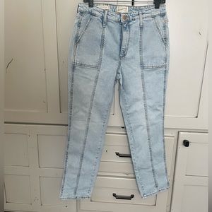 Like New, Womens Universal Thread Light Wash Jean sz 8/29R, 28” inseam
